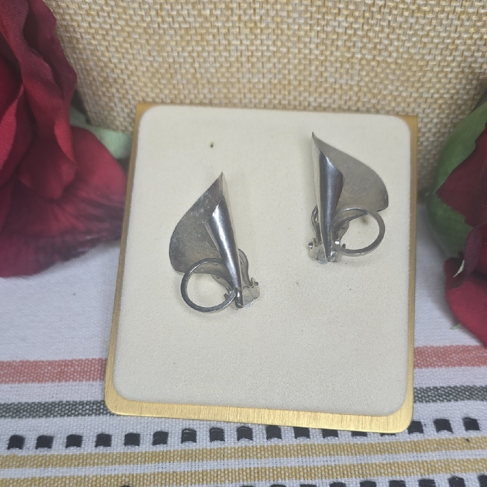 Vnt Mid-Century Modernist Silver-tone Calla Lily/Folded Leaf Clip-on Earrings